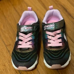 Girls tennis shoes. Skechers Size 1. Never worn!